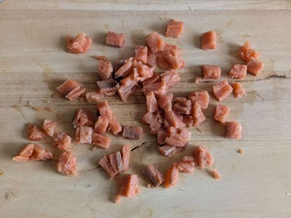 Creamy Paccheri pasta with salmon, mint, and saffron - Preparation step 1