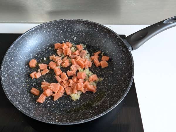 Creamy Paccheri pasta with salmon, mint, and saffron - Preparation step 2