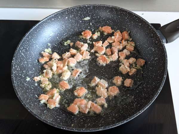 Creamy Paccheri pasta with salmon, mint, and saffron - Preparation step 3