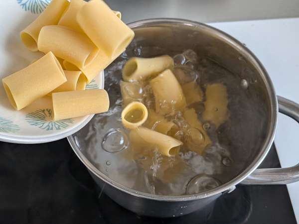 Creamy Paccheri pasta with salmon, mint, and saffron - Preparation step 4