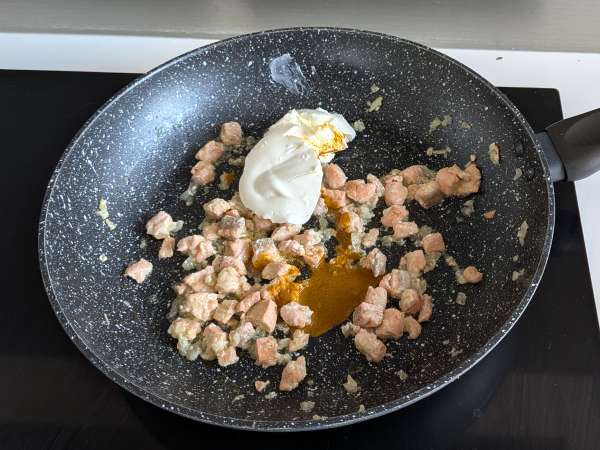 Creamy Paccheri pasta with salmon, mint, and saffron - Preparation step 6