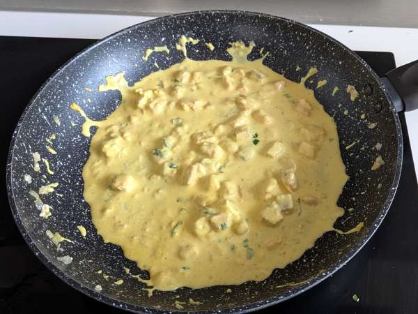 Creamy Paccheri pasta with salmon, mint, and saffron - Preparation step 7