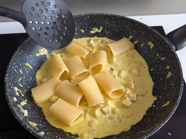 Creamy Paccheri pasta with salmon, mint, and saffron - Preparation step 8