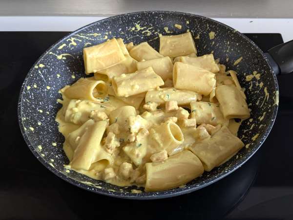 Creamy Paccheri pasta with salmon, mint, and saffron - Preparation step 9