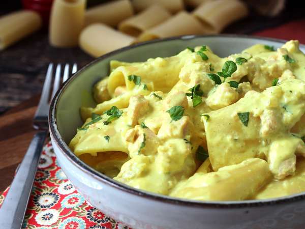 Creamy Paccheri pasta with salmon, mint, and saffron - Preparation step 10