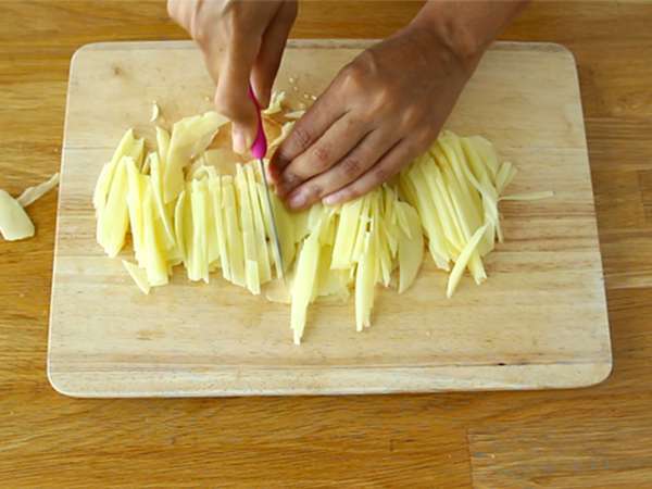Frango à Brás: the perfect Portuguese dish for using up leftover chicken - Preparation step 1