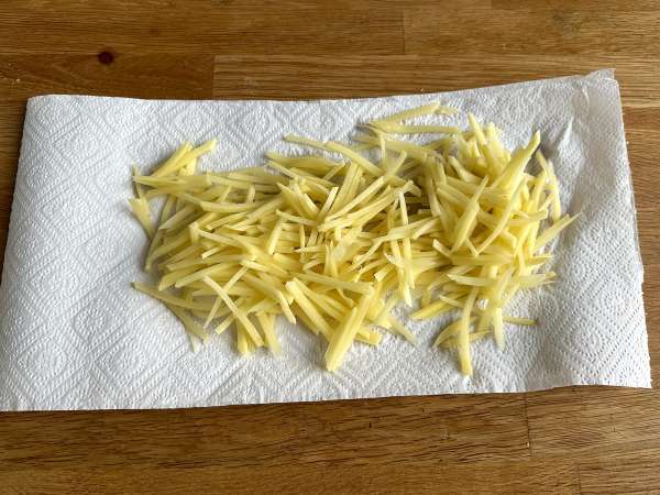 Frango à Brás: the perfect Portuguese dish for using up leftover chicken - Preparation step 3