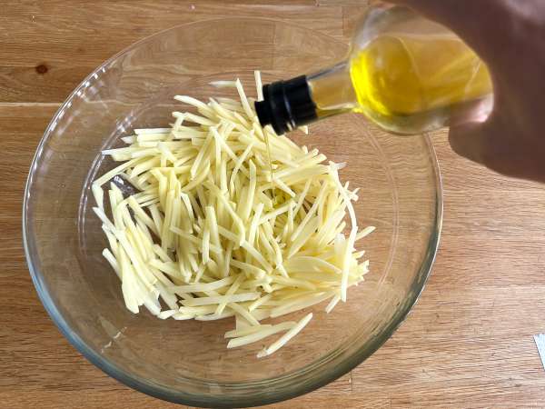 Frango à Brás: the perfect Portuguese dish for using up leftover chicken - Preparation step 4