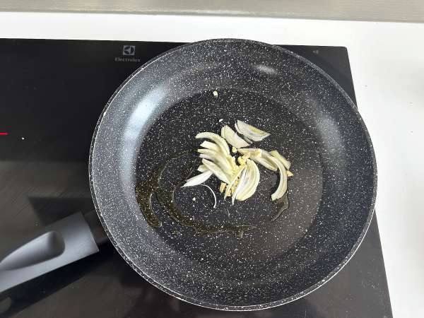 Frango à Brás: the perfect Portuguese dish for using up leftover chicken - Preparation step 9