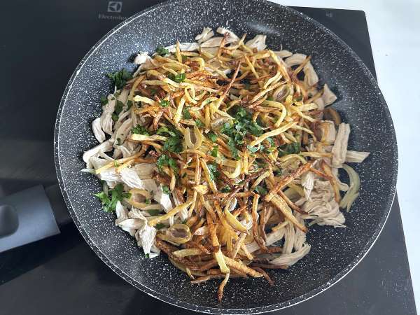 Frango à Brás: the perfect Portuguese dish for using up leftover chicken - Preparation step 10