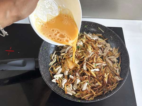 Frango à Brás: the perfect Portuguese dish for using up leftover chicken - Preparation step 11