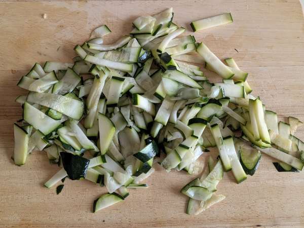 Creamy zucchini and cherry tomato pasta with lemon - Preparation step 1