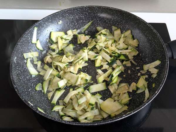Creamy zucchini and cherry tomato pasta with lemon - Preparation step 2