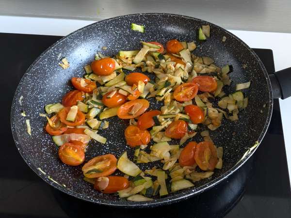 Creamy zucchini and cherry tomato pasta with lemon - Preparation step 3