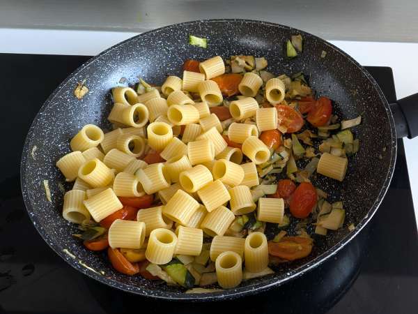 Creamy zucchini and cherry tomato pasta with lemon - Preparation step 5