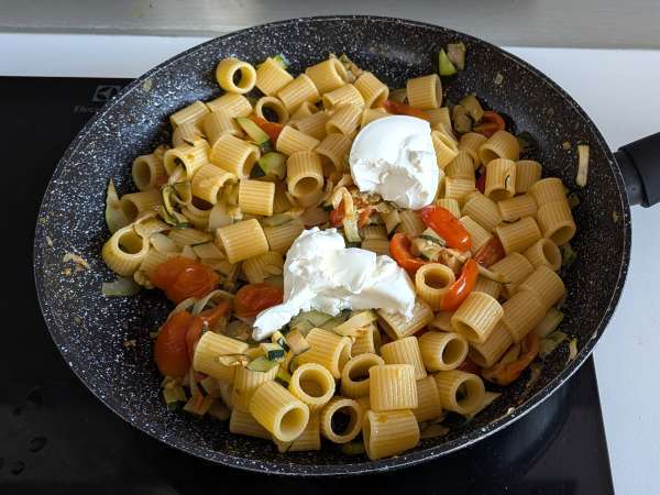 Creamy zucchini and cherry tomato pasta with lemon - Preparation step 6