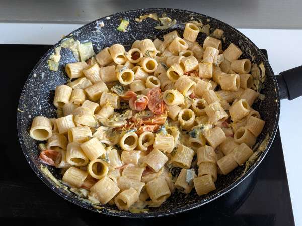 Creamy zucchini and cherry tomato pasta with lemon - Preparation step 7