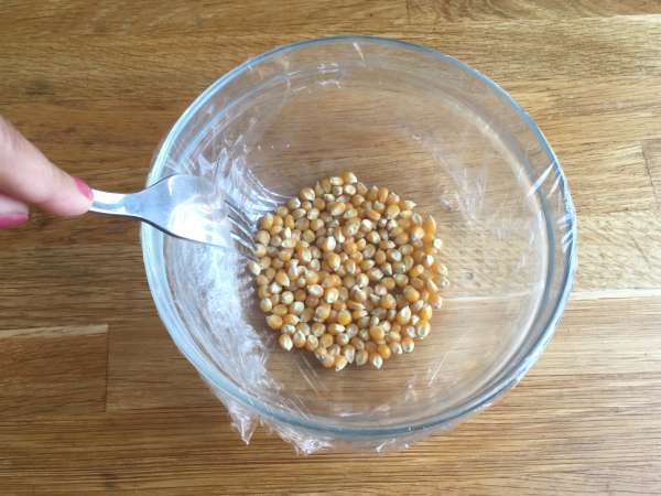How do you make popcorn in the microwave? (without oil) - Preparation step 2