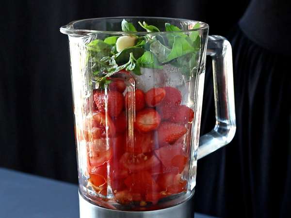 Strawberry and tomato gazpacho: a fresh and original summer appetizer - Preparation step 1