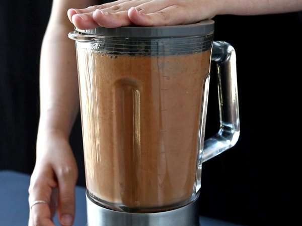 Strawberry and tomato gazpacho: a fresh and original summer appetizer - Preparation step 2