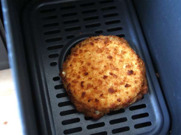 Korean-style crispy chicken burger with spicy sauce - Preparation step 1