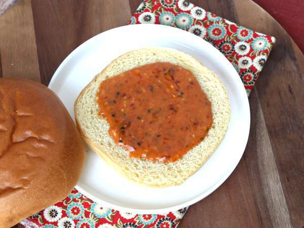 Korean-style crispy chicken burger with spicy sauce - Preparation step 4