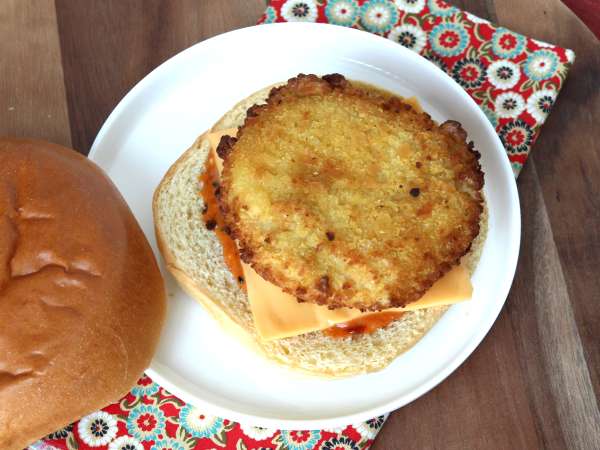 Korean-style crispy chicken burger with spicy sauce - Preparation step 5