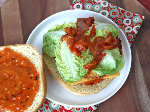 Korean-style crispy chicken burger with spicy sauce - Preparation step 6