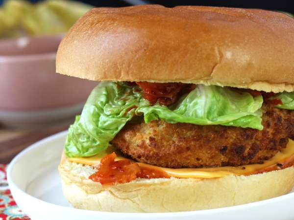 Korean-style crispy chicken burger with spicy sauce - Preparation step 7