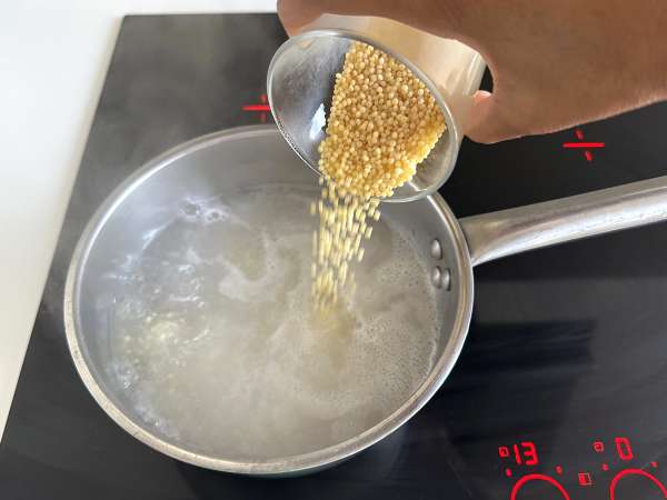 Pearl couscous salad with surimi: fresh, easy, and perfect for summer - Preparation step 1