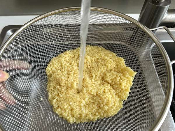 Pearl couscous salad with surimi: fresh, easy, and perfect for summer - Preparation step 2