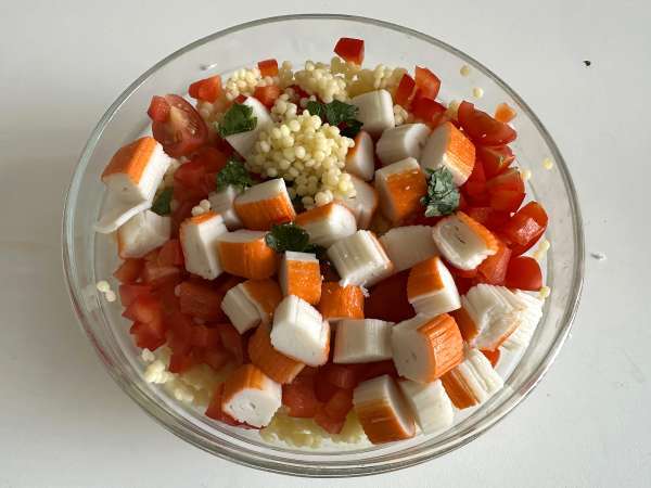 Pearl couscous salad with surimi: fresh, easy, and perfect for summer - Preparation step 4