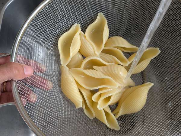 Chilled stuffed conchiglioni with stracciatella, pistachios, cherry tomatoes, and lemon - Preparation step 4