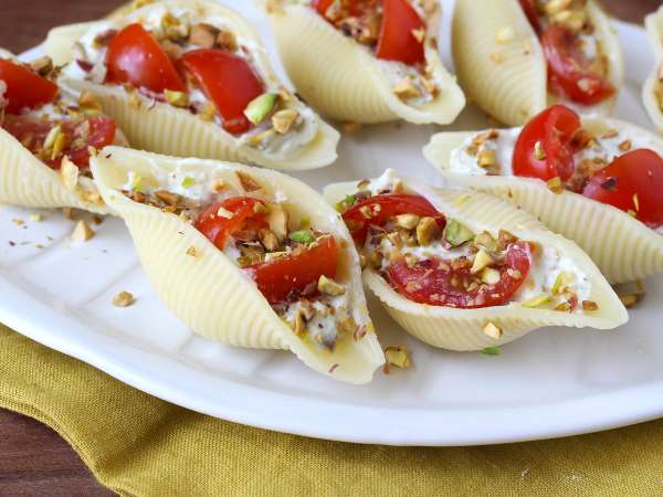 Chilled stuffed conchiglioni with stracciatella, pistachios, cherry tomatoes, and lemon - Preparation step 9