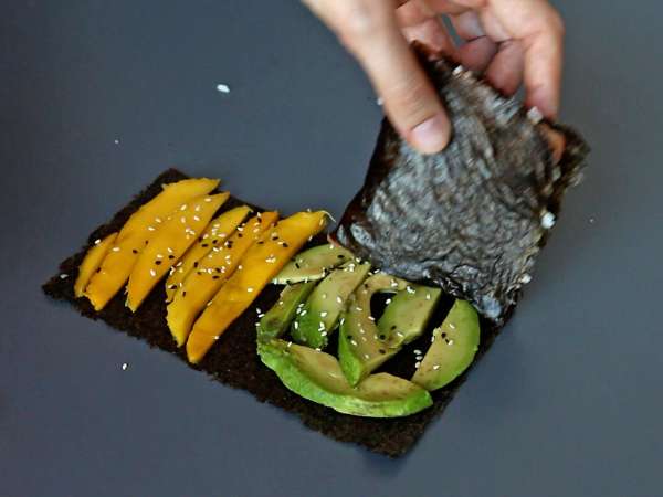 Salmon, avocado and mango sushi sandwich - Preparation step 9