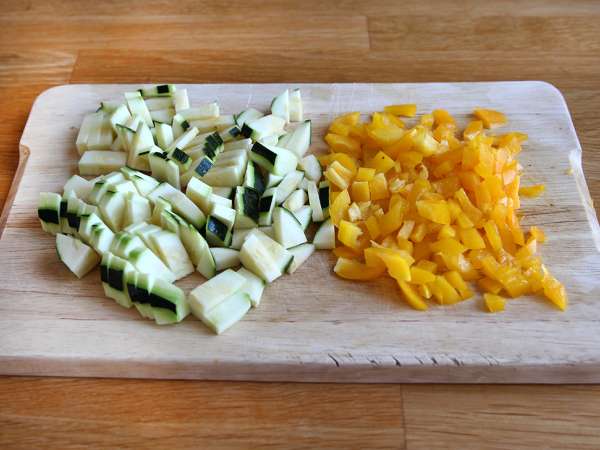 Easy omelet with bell peppers and zucchini - Preparation step 1