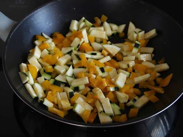 Easy omelet with bell peppers and zucchini - Preparation step 2