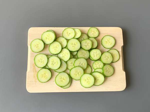 Quick sweet-and-sour cucumber salad - Preparation step 1