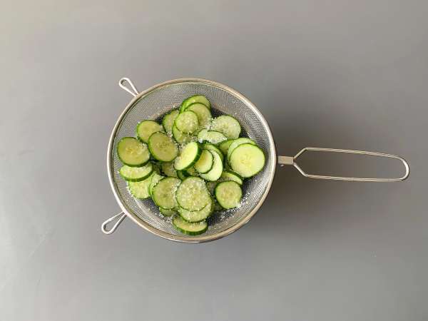 Quick sweet-and-sour cucumber salad - Preparation step 2