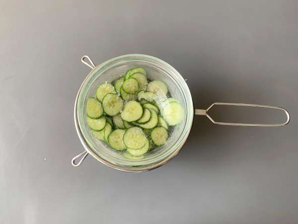 Quick sweet-and-sour cucumber salad - Preparation step 3