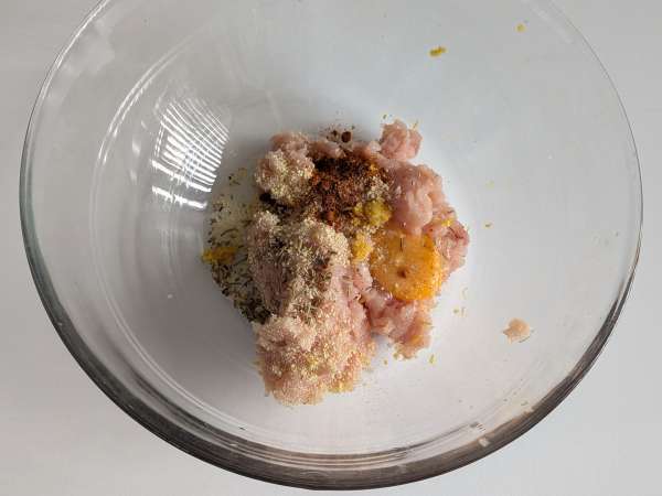 Soft and juicy chicken burgers made in an air fryer - Preparation step 3