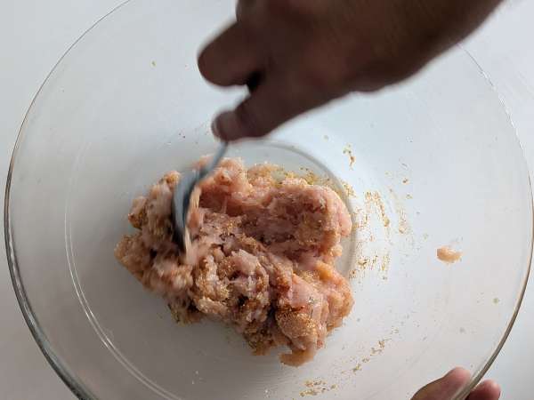 Soft and juicy chicken burgers made in an air fryer - Preparation step 4