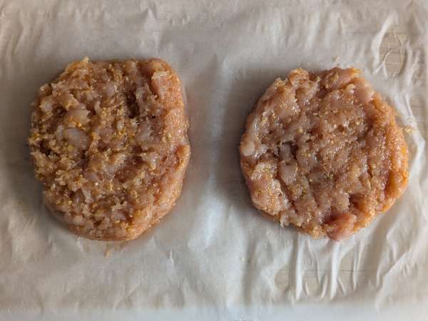 Soft and juicy chicken burgers made in an air fryer - Preparation step 5