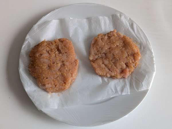 Soft and juicy chicken burgers made in an air fryer - Preparation step 6