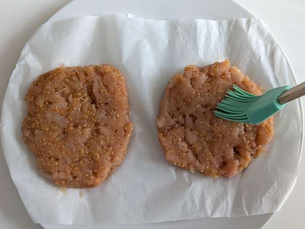 Soft and juicy chicken burgers made in an air fryer - Preparation step 7