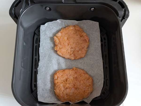 Soft and juicy chicken burgers made in an air fryer - Preparation step 8