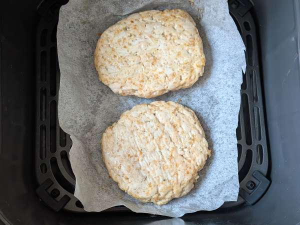 Soft and juicy chicken burgers made in an air fryer - Preparation step 9