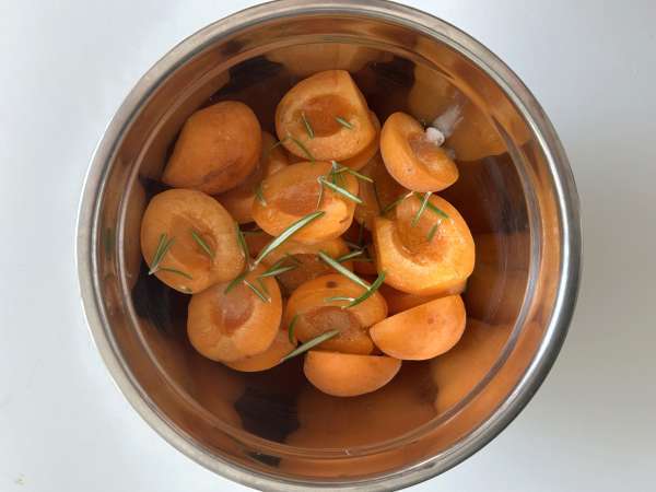 Pearl couscous salad with roasted apricots and feta - Preparation step 1