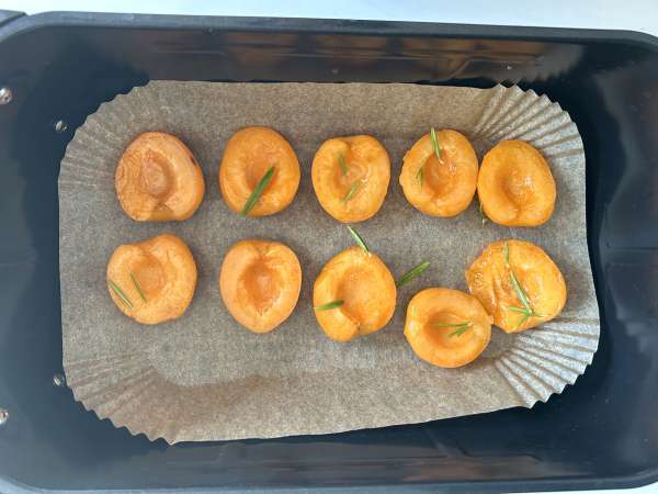 Pearl couscous salad with roasted apricots and feta - Preparation step 2
