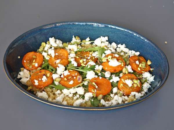 Pearl couscous salad with roasted apricots and feta - Preparation step 6